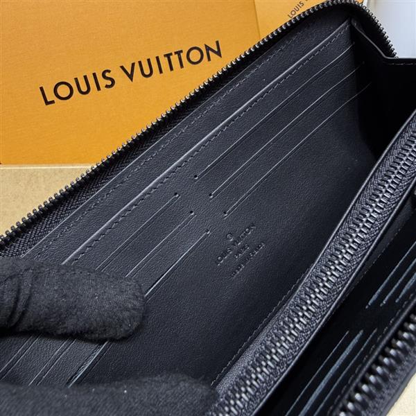 2026122105447812 310